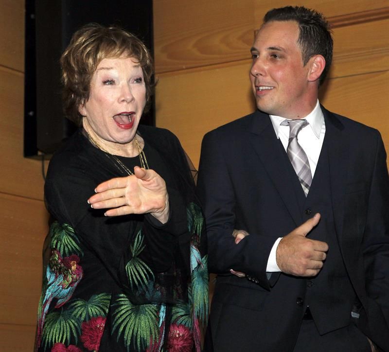 La actriz norteamericana Shirley Maclaine y el productor Nicolas Veinberg a su llegada a la rueda de prensa que ofrecieron hoy en Maspalomas (Gran Canaria) con motivo del rodaje de la película 'Wild oats' en la isla. EFE/Elvira Urquijo A.