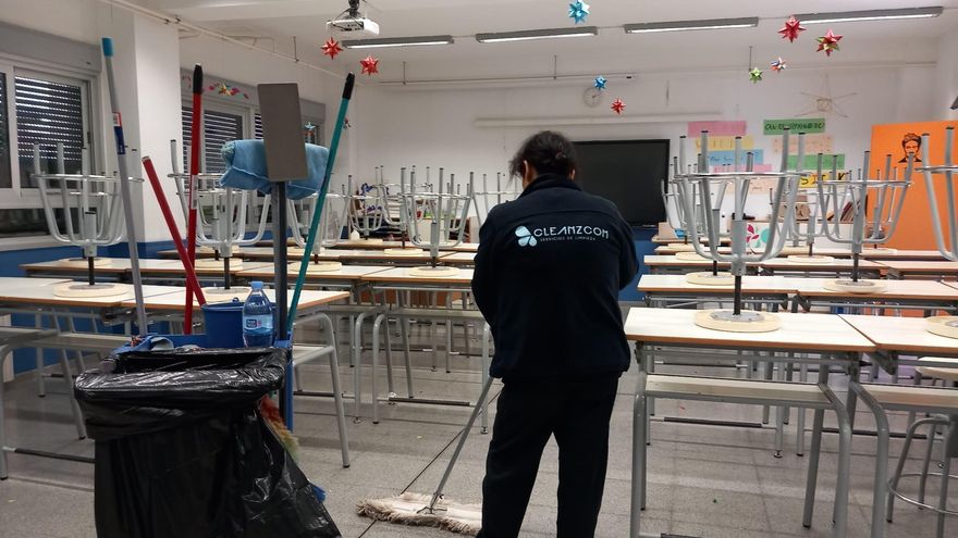 Empleadas de limpieza de 15 institutos de València, sin cobrar por impagos de Educación: "No puedo pagar el alquiler, perderé la casa"