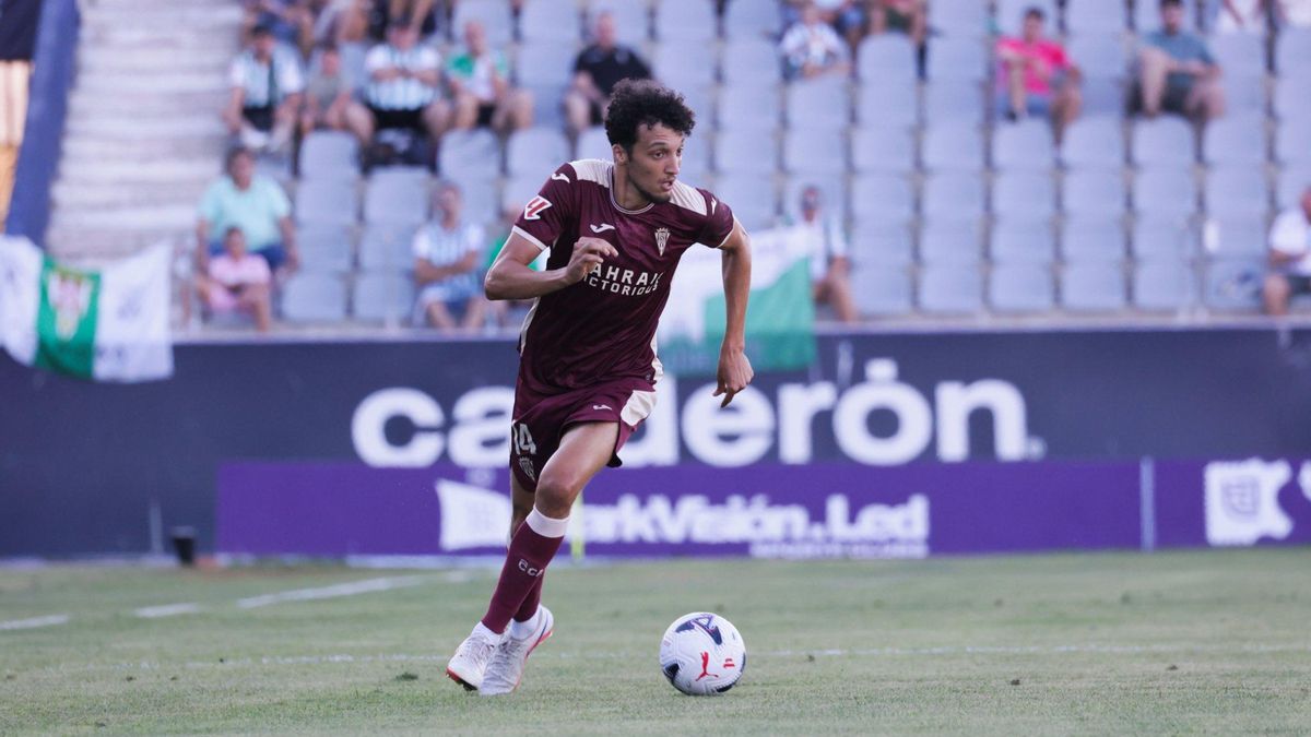 Adnane conduce un balón en el partido ante el Jaén