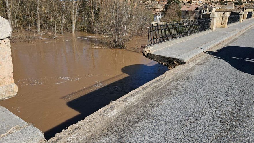 Las fuertes lluvias dañan y obligan a cerrar el puente de la N-110 sobre el Duero en San Esteban de Gormaz