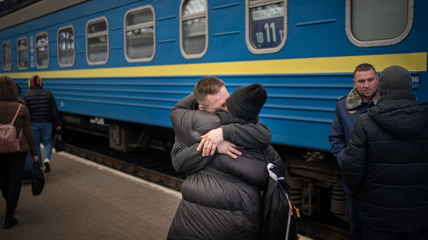 Una pareja se abraza momentos antes de que el hombre suba al tren hacia Kiev, en el andén de la estación de tren de Lviv.