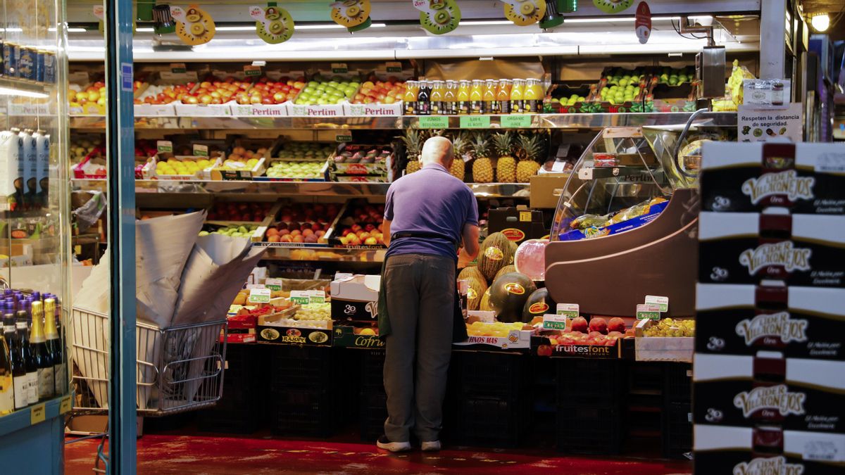 Imagen de archivo de un supermercado. La inflación volvió a subir en julio hasta situarse en el 10,8 % en tasa anual, por el alza de alimentos, electricidad y vestido y calzado, marcando su nivel más alto desde septiembre de 1984. EFE/ Luis Millan