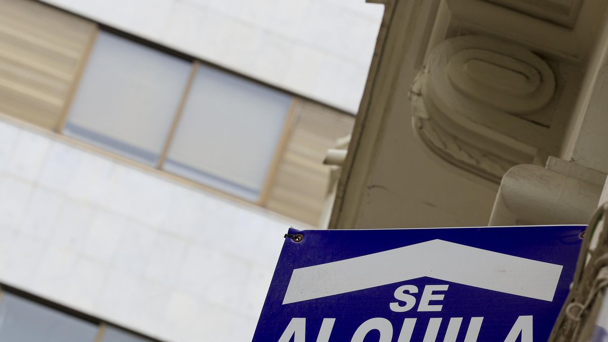 Imagen de archivo de un cartel que anuncia un piso en alquiler