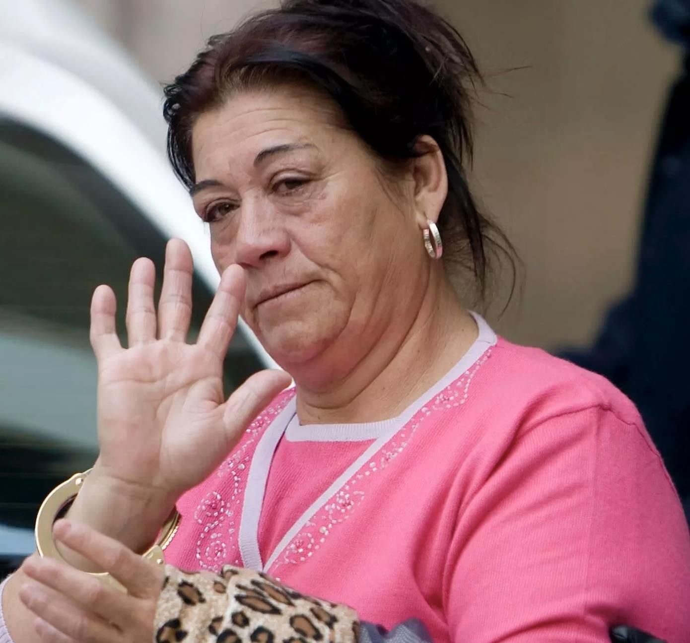 'La Paca', saludando al término de la segunda sesión de uno de los juicios que la sentó en el banquillo, el del 'caso Son Banya'