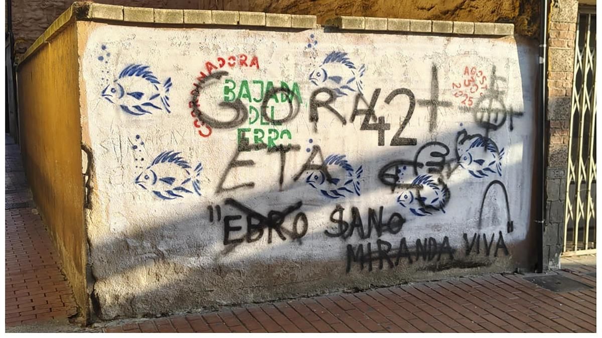 Multados por intervenir en un mural en Miranda de Ebro para borrar símbolos fascistas y frases proetarras