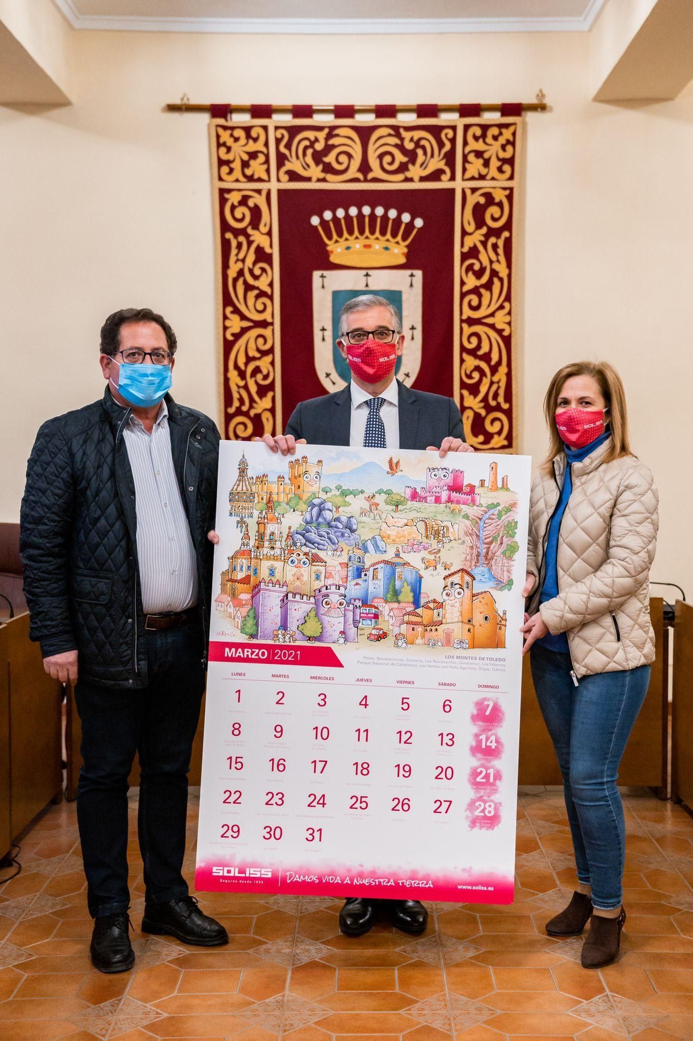 Entrega del calendario a Tomán Villarrubia, alcalde de Orgaz