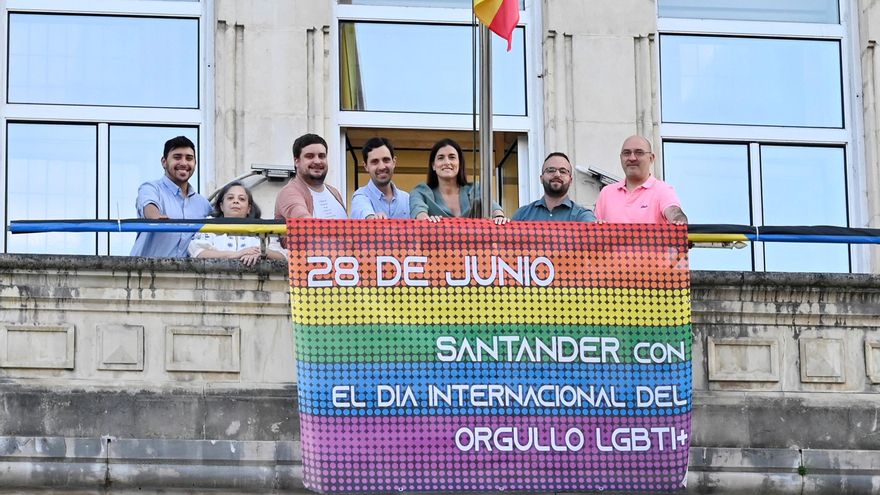 Despliegue de la lona del Orgullo.