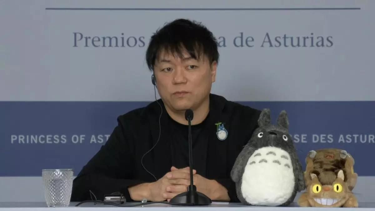 Kenichi Yoda, presidente de Studio Ghibli, junto a Totoro y Gatobús en Oviedo.