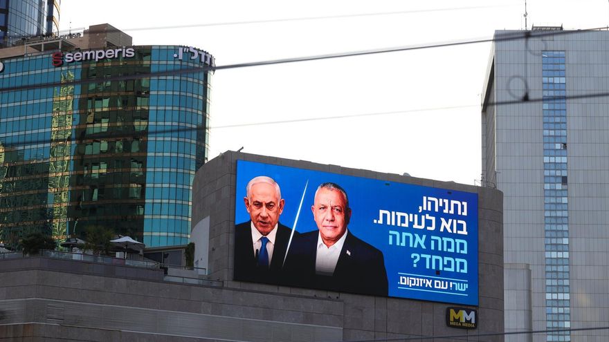 Un gran cartel electoral en Tel Aviv en el que se ve a Benjamín Netanyahu (izq) y a Gadi Eisenkot, con la pregunta en hebreo: "Neyanyahu, ven a un debate. ¿De qué tienes miedo?".