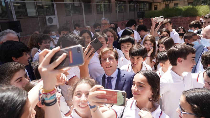 Un colegio religioso de Madrid saca de clase a sus alumnos para asistir a un acto de Almeida