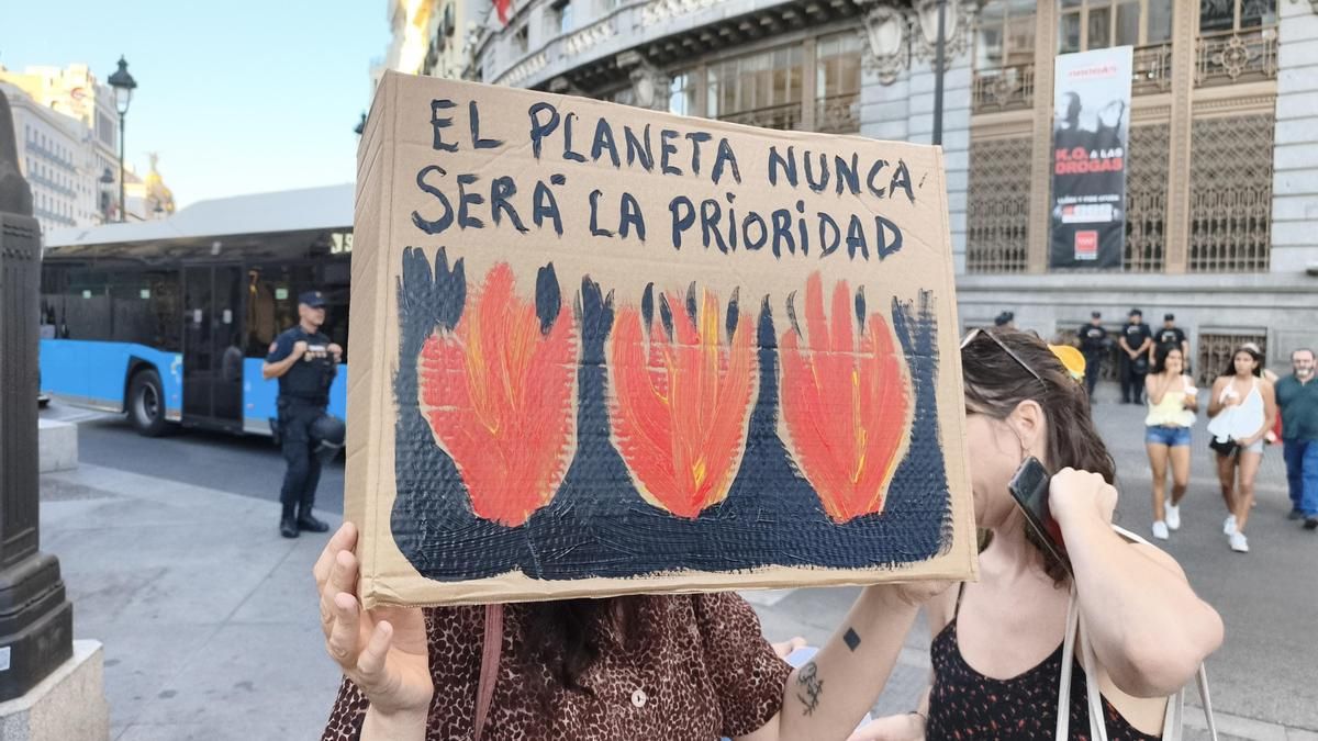 "El planeta nunca será la prioridad": una de las pancartas en la manifestación de Madrid.