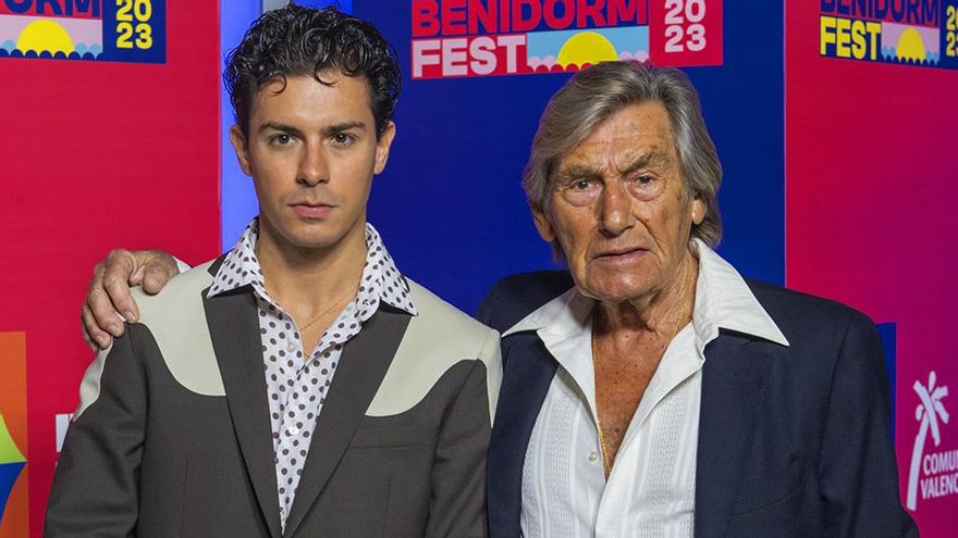 Alfred posa en Benidorm junto a Andrés García-Carro, The Spanish King