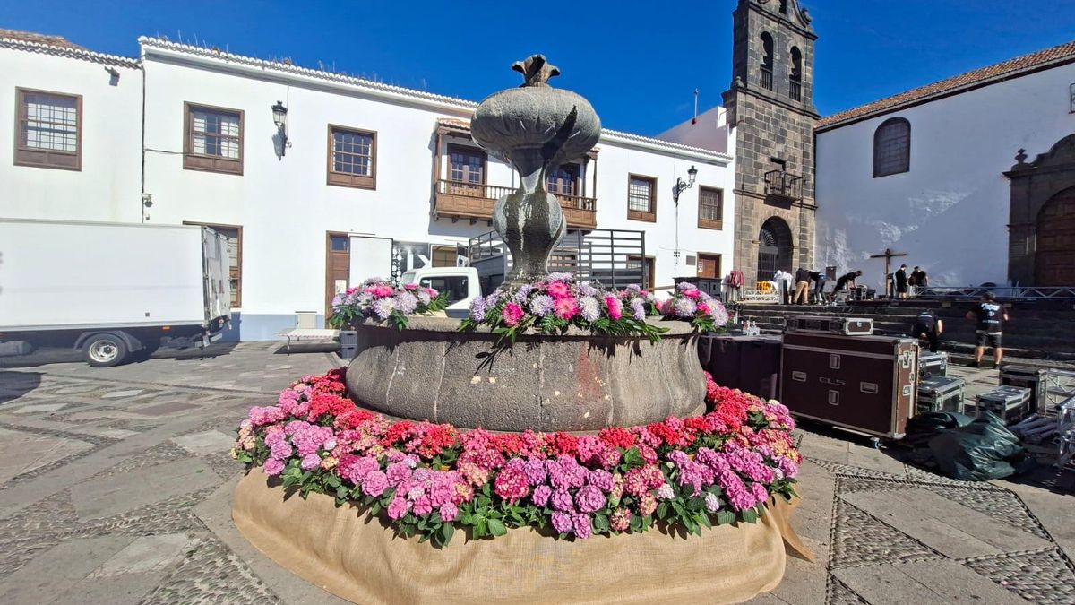 Distintos espacios de   Santa Cruz de La Palma  lucen  decoración floral   (plaza San Francisco).