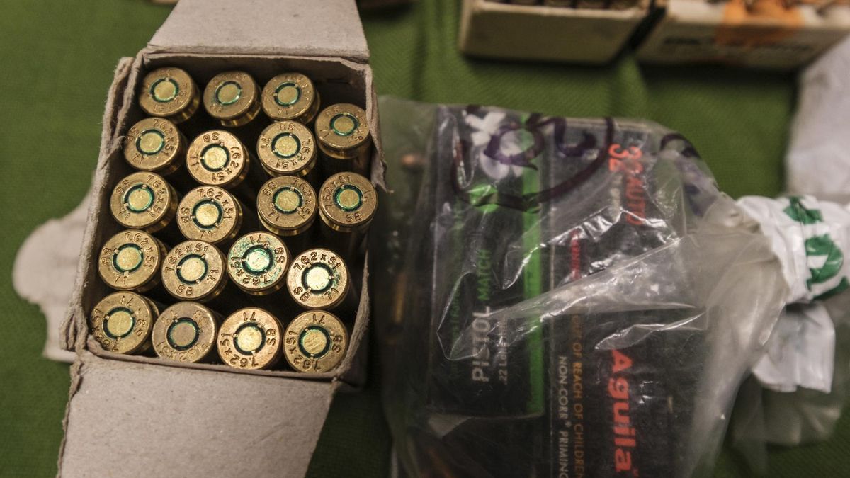 Parte del arsenal intervenido, exhibido en la Comandancia de la Guardia Civil.