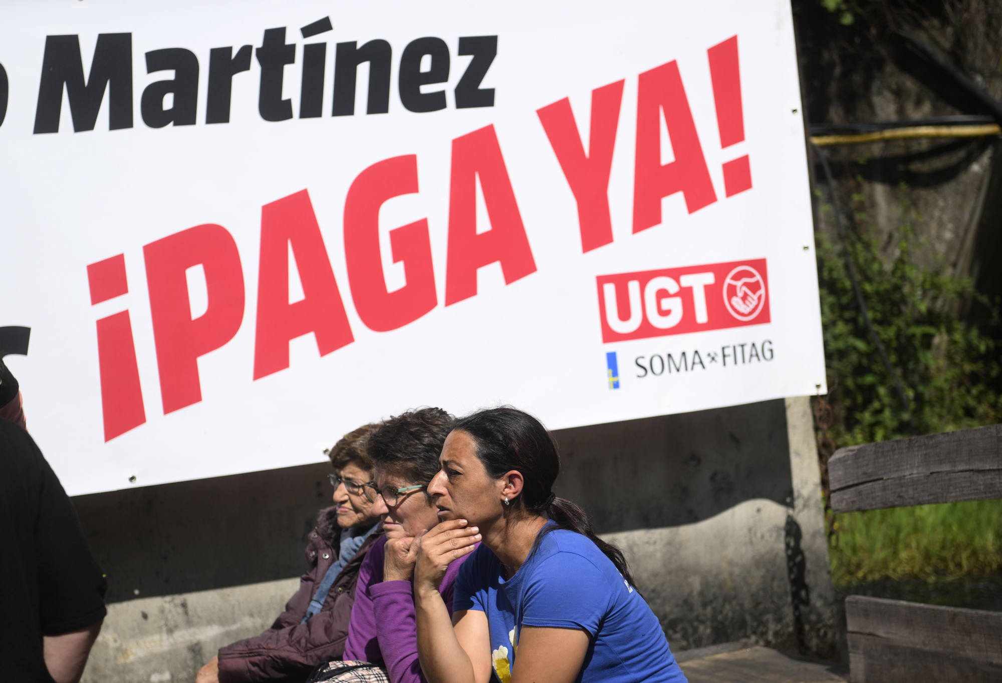 A la entrada de la bocamina, esperaban familiares, compañeros, amigos, vecinos y representantes políticos y sindicales para recibir a los cuatro mineros encerrados con pancartas exigiendo al empresario Fernando Martínez Blanco que pague los salarios atrasados.