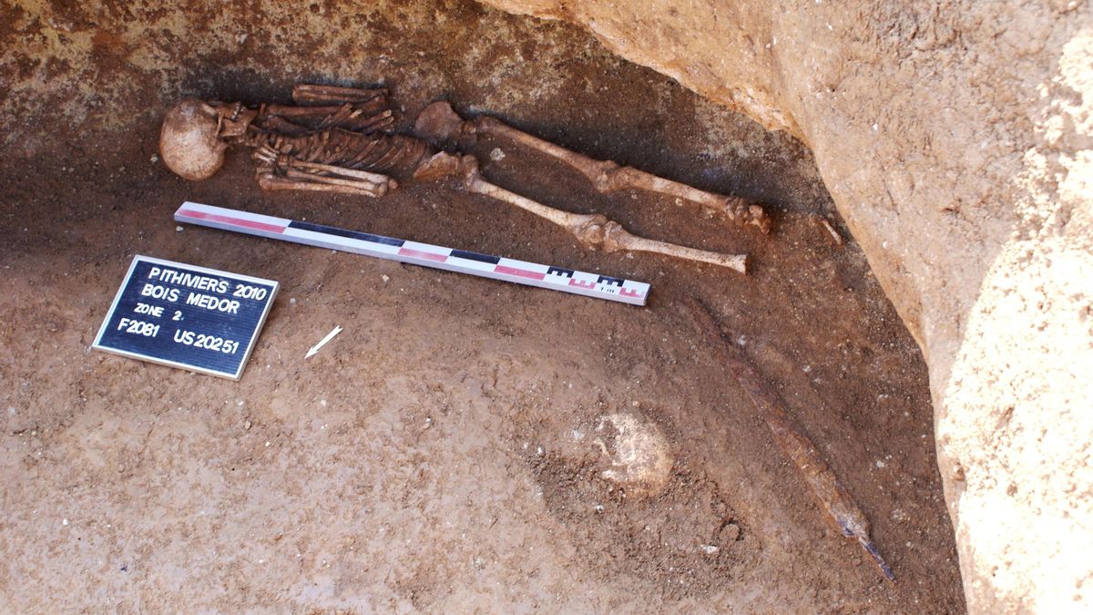 Hace 2.400 años, los galos enterraron esta espada junto a la tumba de un niño y ahora los arqueólogos tratan de averiguar la razón