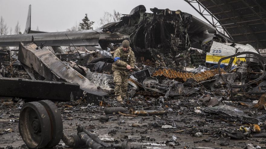 Kyiv (Ukraine), 03/04/2022.- A Ukrainian serviceman walks in debris of the damaged Ukrainian largest transport plane Antonov An-225 Mriya 'Dream', after heavy battle, at the Gostomel airfield near Kyiv (Kiev), Ukraine, 03 April 2022. Some cities and villages surrounding the capital have recently been recaptured by the Ukrainian army from Russian forces. On 24 February, Russian troops had entered Ukrainian territory in what the Russian president declared a 'special military operation', resulting in fighting and destruction in the country, a huge flow of refugees, and multiple sanctions against Russia. (Rusia, Ucrania)