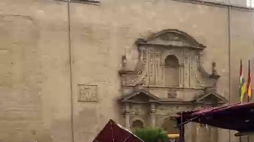 Los efectos del viento antes de la llegada del huracán Kirk: vuelca un camión en la AP-68