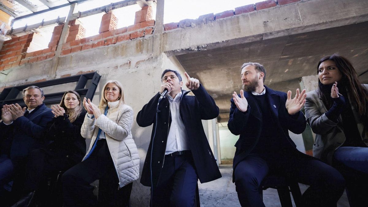 El gobernador de la provincia de Buenos Aires, Axel Kicillof, junto a la vicegobernadora Verónica Magario, en Lomas de Zamora.