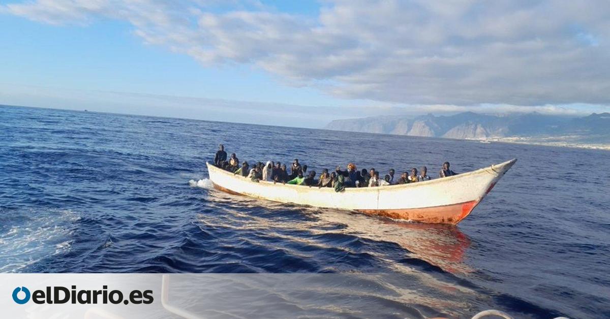 Rescatadas 47 personas migrantes a bordo de una neumática en aguas próximas a Gran Canaria