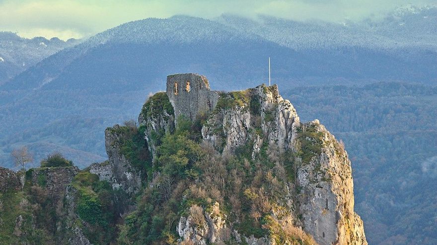 Este es el pueblo que tiene un castillo cátaro al borde de un precipicio