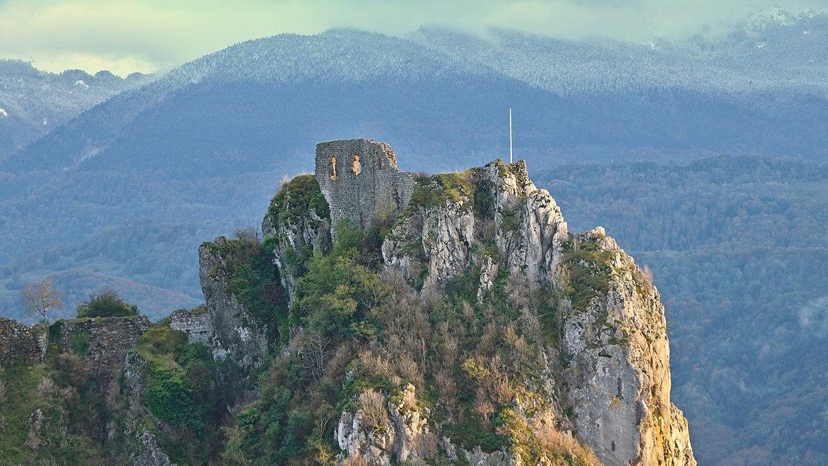 Este es el pueblo que tiene un castillo cátaro al borde de un precipicio