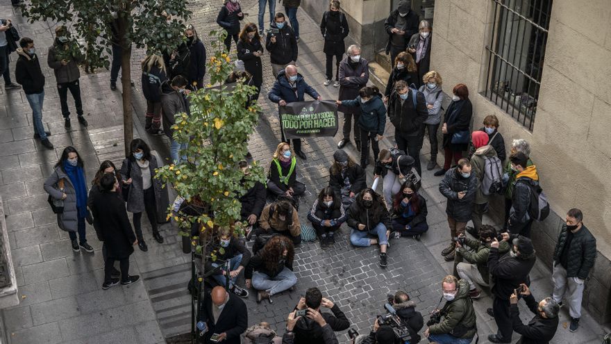 Concentración en protesta al desalojo en la calle Luna en Madrid.