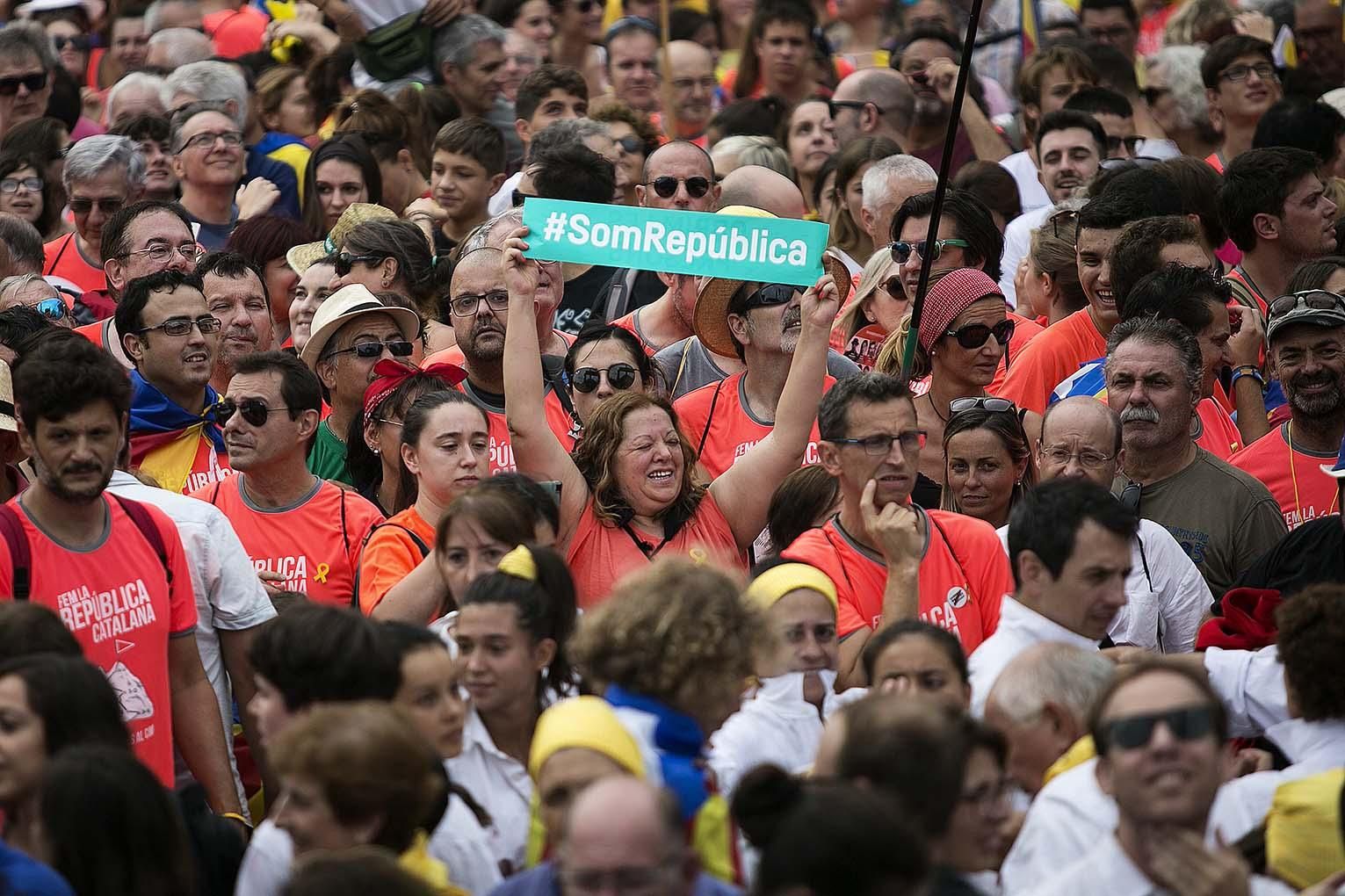 Una manifestante enarbola el lema 'Somos República', durante la Diada de 2018 / ROBERT BONET