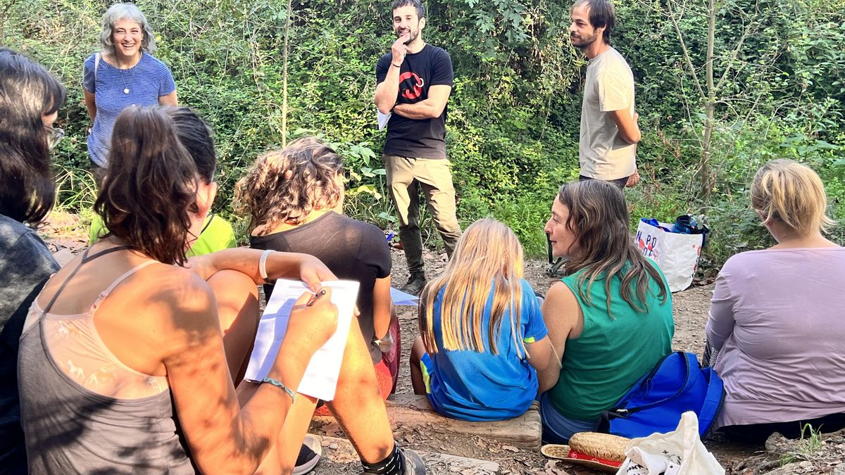 Heike Freire, a la izquierda, durante una actividad formativa en plena naturaleza. En 2020 recibió el Premio Magisterio Protagonistas de la Educación.