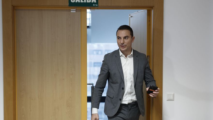 Lobato evita la humillación en el congreso de Sevilla y allana con su salida el camino para la candidatura única de Óscar López