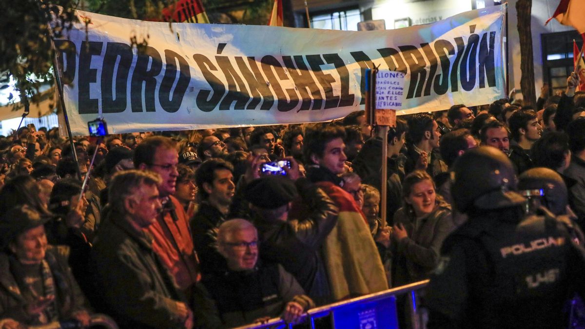 Manifestación contra la amnistía ante la sede del PSOE en la noche del 3 de noviembre.