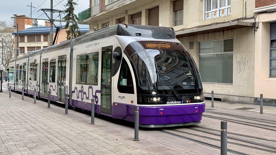 Tranvía de Vitoria de color morado por el 8 de marzo