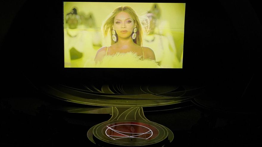 Beyoncé arranca la gala con una majestuosa performance de la canción 'Be Alive', el tema principal de 'El método Williams'.