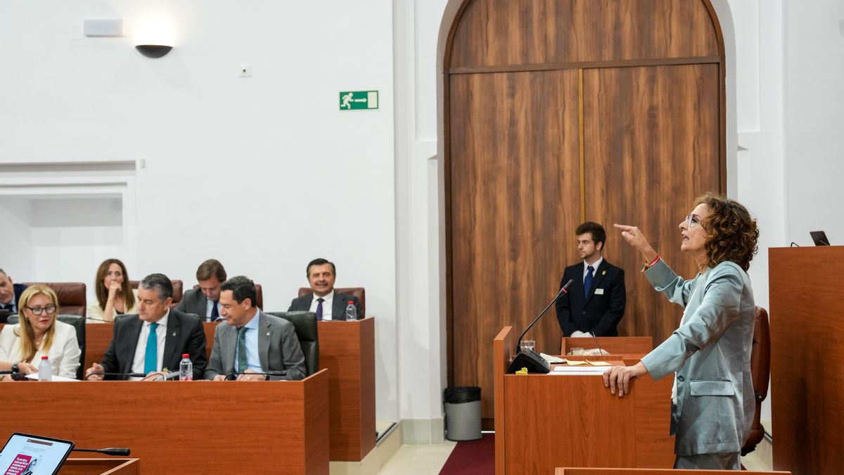 María Jesús Montero interviene en el debate de investidura de Juanma Moreno, en el Parlamento andaluz.