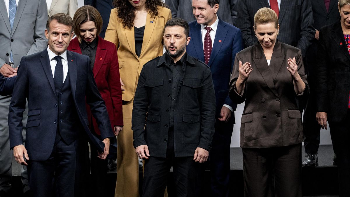 El presidente francés Emmanuel Macron (L), el presidente de Ucrania Volodymyr Zelenskiy (C), la primera ministra danesa Mette Frederiksen (R) y otros líderes posan para una foto familiar durante la 7ª reunión de la Comunidad Política Europea (EPC) en Copenhague.