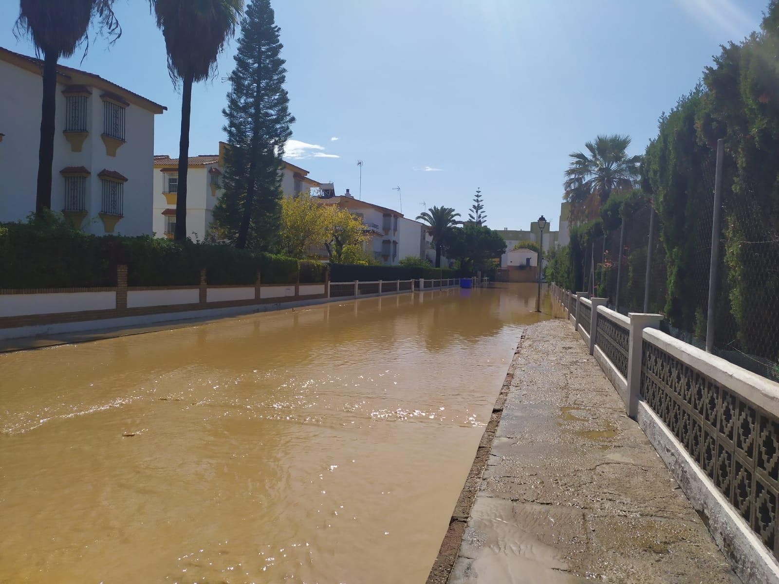 Calle Velero de La Antilla, urbanización Brisa Mar, tras la intensa lluvia