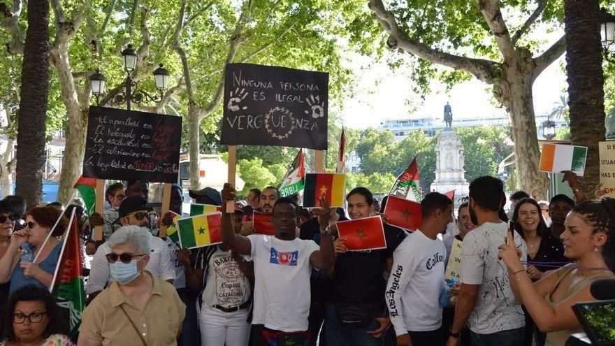 "No son muertes, son asesinatos": concentración en Sevilla contra la masacre en la valla de Melilla