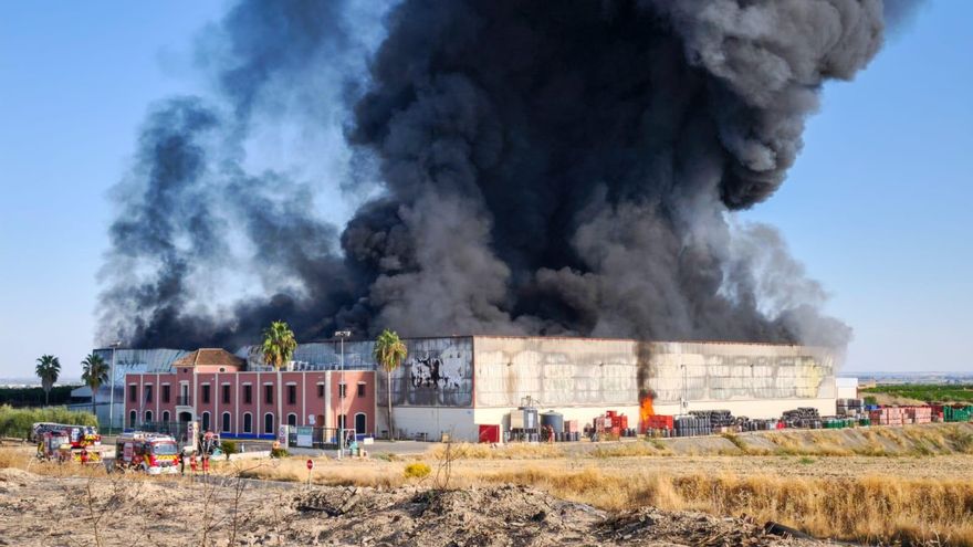 Un incendio en una nave industrial de Burguillos obliga a movilizar a varios parques de Bomberos de Sevilla