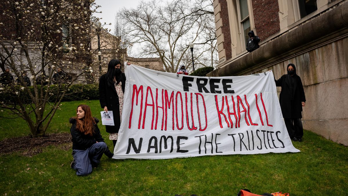 Fotografía del 2 de abril en donde se ven estudiantes con una pancarta en apoyo a Mahmoud Khalil, un antiguo estudiante de Columbia y líder de otras protestas propalestinas en el campus.