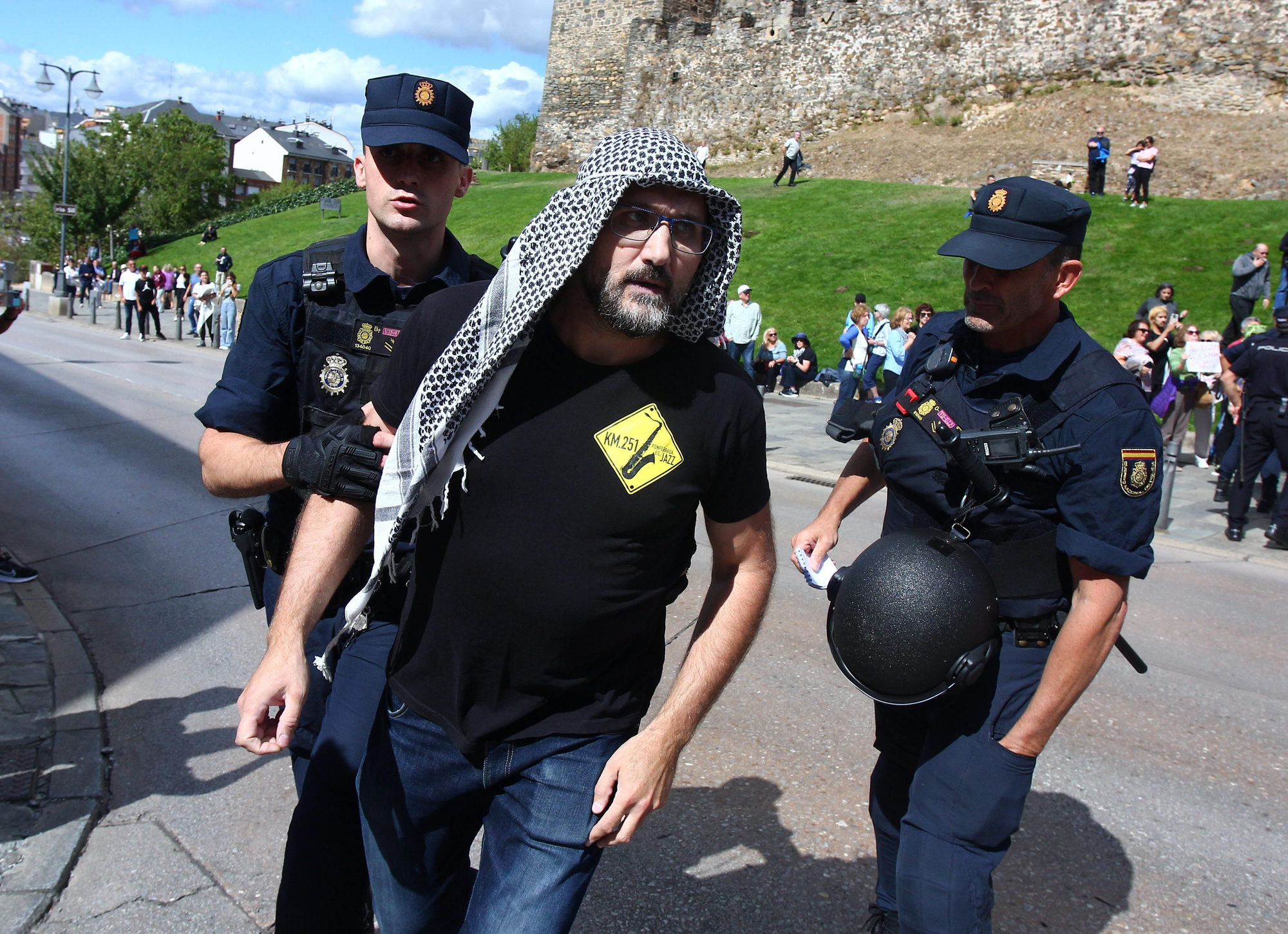 Las imágenes de la protesta contra el genocidio en Gaza ante la Vuelta a su paso por El Bierzo