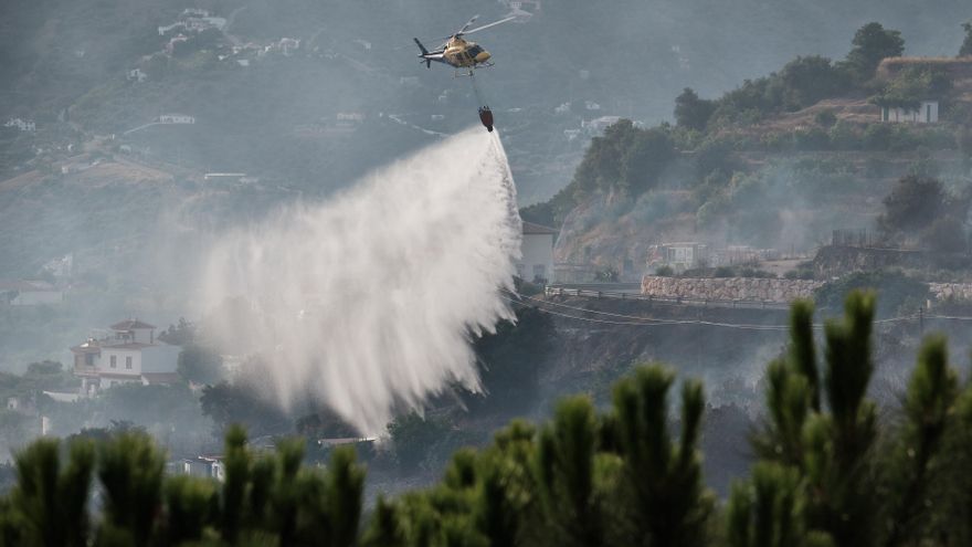 Un momento de las labores de extinción este viernes del incendio forestal entre las poblaciones malagueñas de Archez y Competa.