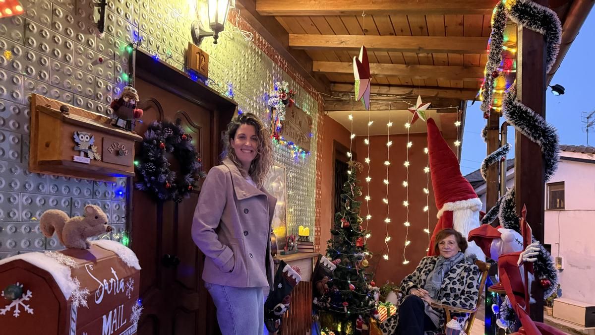 Irene Pérez y Azucena Díaz, entre sus creaciones navideñas en su pueblo.