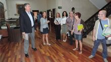 A la izquierda el alcalde de Teruel en una reunión con los vecinos.