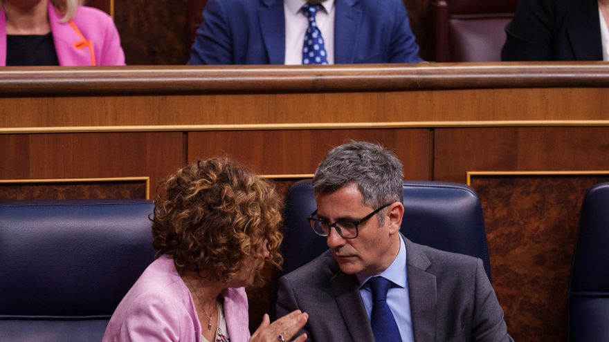 La vicepresidenta primera y ministra de Hacienda, María Jesús Montero, y el ministro de la Presidencia, Relaciones con las Cortes y Justicia, Félix Bolaños, a 14 de mayo de 2025, en Madrid (España).