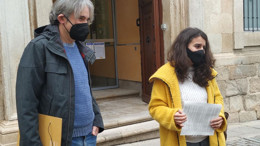 La coordinadora general de Podemos Extremadura, Irene de Miguel, en la puerta del TSJEx en Cáceres
