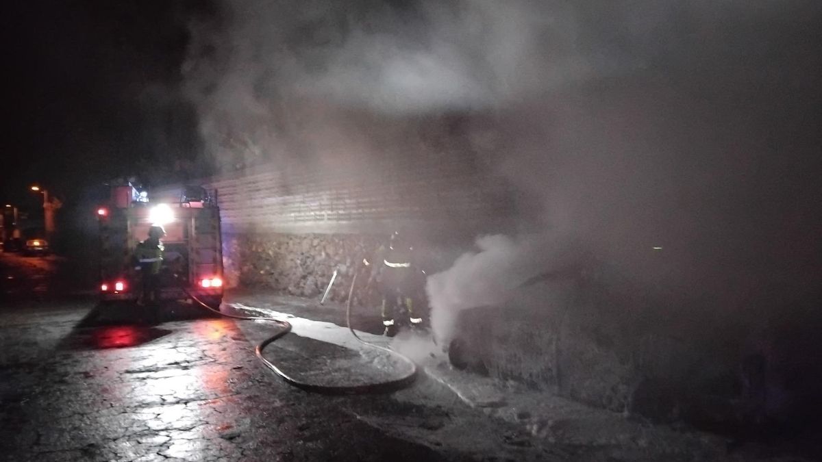 Los  bomberos apagando, la noche del jueves, un incendio en un vehículos en Los Llanos de Aridane.