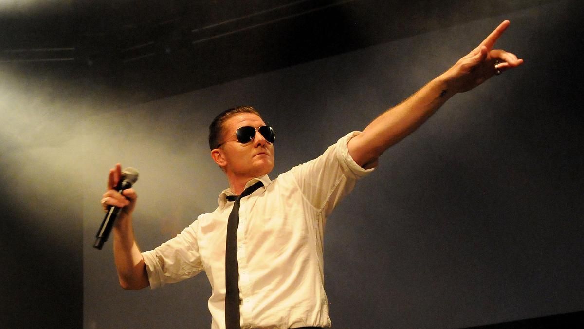 Douglas McCarthy durante un concierto de Nitzer Ebb en 2011