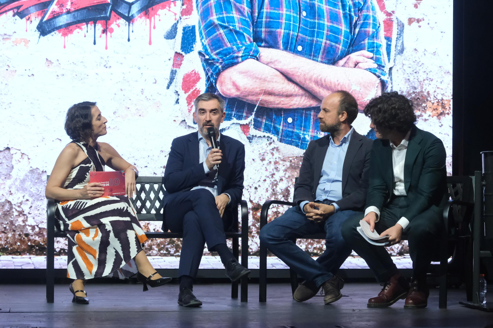 Una imagen de la charla final con los directores.