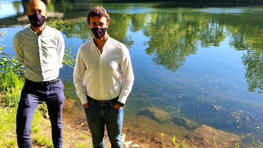 El alcalde, Javier López Estrada, y el concejal de Deportes, Nacho González, en el río Saja-Besaya
