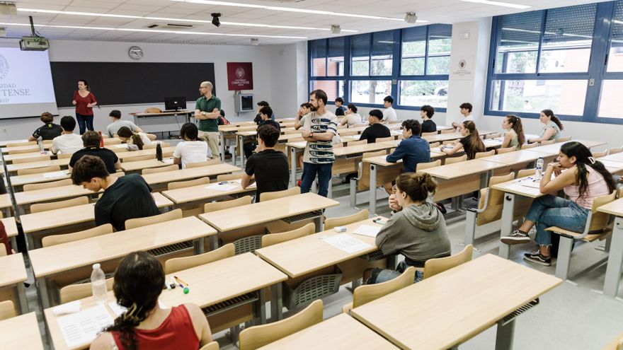 Alumnos y profesores durante un examen.